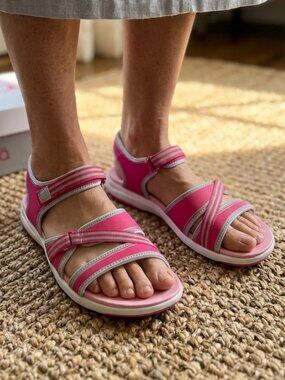 NWT Ryka “breeze” sandals size 6.5 in pink and grey super comfortable sandals
